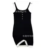 Grundläggande avslappnade klänningar Designer MIU Sticked Sleeveless Square Neck Suspenderad Tank Top Dress Hepburn Style Little Black 2023 Summer New Product L9OW