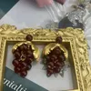 Brincos vintage de folha de uva vermelha vidro pequena franja