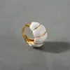 Anneaux de bande Unique Personnalité Design Unisexe White Ematel Drop Glaze Golden Ring 231218