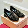 Designerkledingschoenen Damesloafers Platformsneakers 100% echt leer Metalen gesp Enkele ballet-casual schoenen