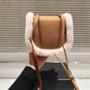 vinter ull handväskor sadel lyxig designer väska kvinnor plysch crossbody väskor mini flik väska fluffiga sadlar handväska kvinnor varma väskor små plånbok axlar purses