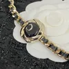 Gioielli di design Collana di camelia in pelle nera Marchio francese Classico di lusso Doppia lettera Torsioni con bottoni Ciondolo da donna Collane con ciondoli Sorella Regalo di moda