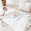 Decken Pucken Baby Flanell Decke Korallen Fleece Kinderwagen Abdeckung Netter Bär Winter Winddicht Kinder Decken Säugling Nickerchen Warme Steppdecke Swaddle Wrap 231219