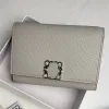 Portafoglio verticale Anagram in pelle di design da donna piccolo Porta carte con patta per uomo Portafogli in pelle di lusso Scomparto portamonete con cerniera Pochette porta carte 2312193D