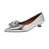 Elbise ayakkabıları 2023 moda sivri ayak parmağı çiçek alçak topuklu yaz kadın sandalet sığ tasarımcı gündelik parti bayanlar zapatillas 231219