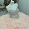 Robes de Quinceanera rose scintillantes 2024 paillettes sur l'épaule robes de bal perles tulle à plusieurs niveaux robe de bal d'anniversaire robes De 15