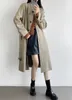 Trench coat com cinto para mulher com design longo e elegante