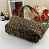 Сумки для покупок Модная сумка для покупок из ткани с леопардовым принтом большая вместительная сумка на одно плечо 231219