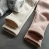 Legginsy Rajstopy ciepłe kaszmirowe spodnie dla dziewcząt jesień zima odzież dla dzieci oraz aksamitne spodnie trzymaj ciepłe bawełniane spodnie dziewczęta legginsy 231218