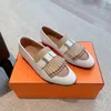 Klassiska plattskor designer klänningskor loafers 100% autentisk kohud metall spänne läder bokstav casual skor mulor princetown kvinnor lata skor