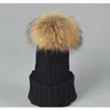 Designer dames tricoté bonnets côtelés avec de vrais raton laveur chien boule de cheveux enfants fantaisie plaine fourrure Pom chapeaux d'hiver femmes K wmtuAT Lucky259n