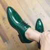 Scarpe eleganti da uomo Oxford con faccia a specchio Design di lusso Formale in pelle verniciata verde a punta Stringate Business di alta qualità