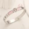 Designer armband armband för kvinnor rosa läder 18k guldpläterad vår kärlek smycken gåva party 925 silverpläterad rostfritt stål slumpmönster med låda