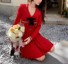Sıradan Elbiseler 2023 Sonbahar Var Kırmızı Renk Örgü Eklenmiş Kadınlar Mini Elbise Kapı V Boyun Tam Kollu Pileli Kısa Kısa KIRT