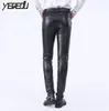 Мужские брюки 2207, весна-зима, узкие мужские брюки из искусственной кожи, эластичные мужские джоггеры из искусственной кожи, модные повседневные облегающие черные брюки-карандаш, большие размеры 231218