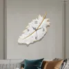 Horloges murales Résine Plume Suspendue Horloge Ménage Décoratif Simple Montre Moderne Salon Salle À Manger Porche