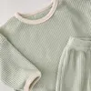 Zestawy odzieży 2023 Koreańska wiosenna jesień dziecięcy Zestaw ubrania dla chłopców bawełniane waflowe koszulki marki Solid Lose Eloty Niemowlę Strój 231218