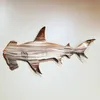 装飾的なオブジェクト図サメのメタルウォールアート装飾サメの屋外ハンギングオーナメントホーム航海装飾オーシャンアートフィッシュパティオデコレーションペンダント231218