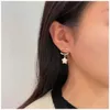 Pendientes de estrella de cinco puntas de resina de diamante llenos de lujo ligeros Pendientes de doble letra Temperamento Pendientes de diseño de sentido avanzado Pequeños