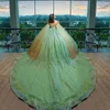 Glitzerndes salbeigrünes Ballkleid Quinceanera-Kleider mit Cape-Blumenapplikationen, Kristallen, süßes 16-Kleid, Vestidos de 15 Jahre