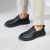 Sapatos de vestido Kangnai Business Casual Homens Genuínos Couro de Ovelha Redondo Toe Slip-On Plataforma Preta Flats Soft Masculino Mocassins de Escritório