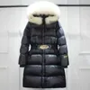 Parka da donna Janveny Grande vera pelliccia di procione con cappuccio Piumino lungo impermeabile lucido da donna Cappotto invernale in piumino d'anatra spesso Cintura Parka femminile J231219