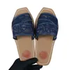 Luxury Women's Casual Sandals Högkvalitativa läderstrandslippare Ladies Classics Shoes Female Flip Flops Sandal C04513