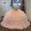 Robes de Quinceanera rose scintillantes 2024 paillettes sur l'épaule robes de bal perles tulle à plusieurs niveaux robe de bal d'anniversaire robes De 15