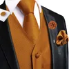 Herrenwesten Seide Herren Einfarbig Dunkelgold Rot Blau Grün Lila Weste Krawatte Einstecktuch Manschettenknöpfe Brosche Sets Hochzeit Formal Business Hi-Tie