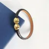 Bracciale di design femminile in pelle di gioielli di lusso con logo del marchio a cuore in oro su un elegante braccialetto di moda di fascia alta regalo di festa 1339m