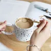 Muggar plaskande bläck kopp skakar ljud stora öron keramisk grossist online röd mugg hand gåva högt utseende ins stil kaffe