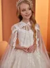 Kız Elbise Dantel Tül Çiçek Elbise Düğün Kolsuz için Cape Puffy Parlayan Zarif Prenses İlk Komünyon Doğum Günü önlükleri 2024