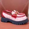 Plattform läderkvinnor loafers designer moccasins casual skor gummi luggar solbikel broderade sneakers reseskor med ruta 500