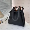 Borsa da aeroporto Borsa shopping oversize da 34 cm Borse a tracolla da donna alla moda Pelle Triangolo argento Fibbia smaltata Borsa di lusso Borse sotto le ascelle Tinta unita Mommy Sacoche