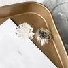 Orecchini con clip a forma di fiore bianco arancione carino per donna, gioielli in resina non forati, semplici orecchini floreali, regalo per festa di compleanno