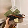 2024 새로운 디자이너 여성 크로스 바디 어깨 어깨 여름 싱글 크로스 바디 여성 자물쇠 버클 패션 조명 보물 상자 편지 가방 가방