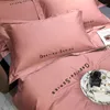 Set di biancheria da letto 2024 Cotone a fibra lunga Biancheria da letto in quattro pezzi Cuciture ricamate Tinta unita Stile di lusso chiaro Rosa Grigio