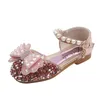 Płaskie buty dziewczęta cekiny księżniczki Flats Summer Student's Student taniec Pu Pearl Fashion Kids Rhinestone Bow Sandals 231219