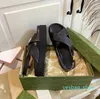 Högkvalitativ designerskor tofflor glider nya sandaler kohud yta fårskinn foder ungefär 4 cm tjock storlek kvinnors strandsko