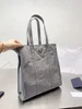 Toppkvalitetsdesigner tygväska shoppingväska äkta läder handgjorda rynkad effekt metall triangel logotyp stor kapacitet vardags väska mode hangbag