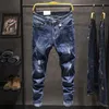 Mäns jeans trendiga varumärkesjeans med trasiga knän för män 2023 Ny höstkoreansk version mångsidig smal fit leggings patch elastisk trend 211108