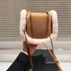 modieuze wollen crossbodytas dameszadeltas vintage luxe designertas winterbont crossbodytassen lederen schoudertas klassieke fleece handtas draagtas