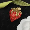 Kvinnor Vintage Designer Brosches Strawberry Diamond Pins G Brosch Rhinestone Crystal Metal Broschs Suit Laple Pin Fashion Jewelry A2953
