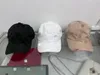 Nuovo cappello alla moda firmato, cappello da baseball con lettera classica, cappello unisex di fascia alta di fascia alta, lussuoso cappello da sole con lettera scozzese1AAH11S