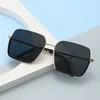 Solglasögon Ocean Color Square Frame Men Kvinnor Fashion Luxur Design UV Protection Metal Sun Glasses Vintage Ladies Many Eyewear