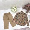 Roupas infantis Designer de bebê moda de moda infantil camisa de manga longa para menino tamanho 100-160 cm 2pcs camisa de lapela listrada cruzada e calça