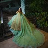 Glitzerndes salbeigrünes Ballkleid Quinceanera-Kleider mit Cape-Blumenapplikationen, Kristallen, süßes 16-Kleid, Vestidos de 15 Jahre