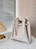 Flygplatsväska överdimensionerad shoppingväska 34 cm stilfulla kvinnors axelväskor läder silver triangel emalj spänne lyxhandväska underarmsäckar fast färg mamma sacoche