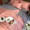 Set di biancheria da letto 2024 Cotone a fibra lunga Biancheria da letto in quattro pezzi Cuciture ricamate Tinta unita Stile di lusso chiaro Rosa Grigio