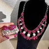 Collana di orecchini con gocce d'acqua scintillanti, pendenti a clip per l'orecchio rosa pieni di perle di cristallo di lusso per le donne